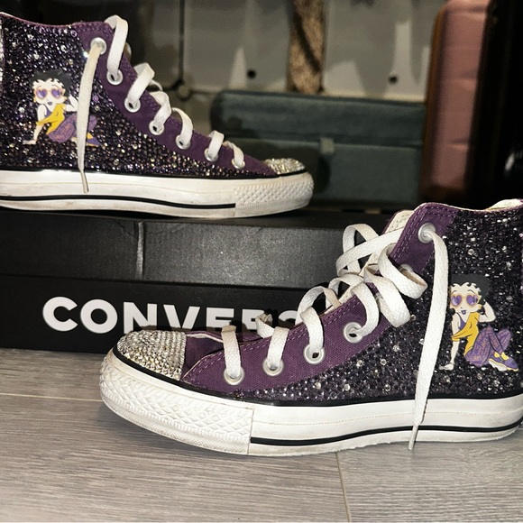 Bedazzled Converse size 6 women’s - Picture 2 of 2